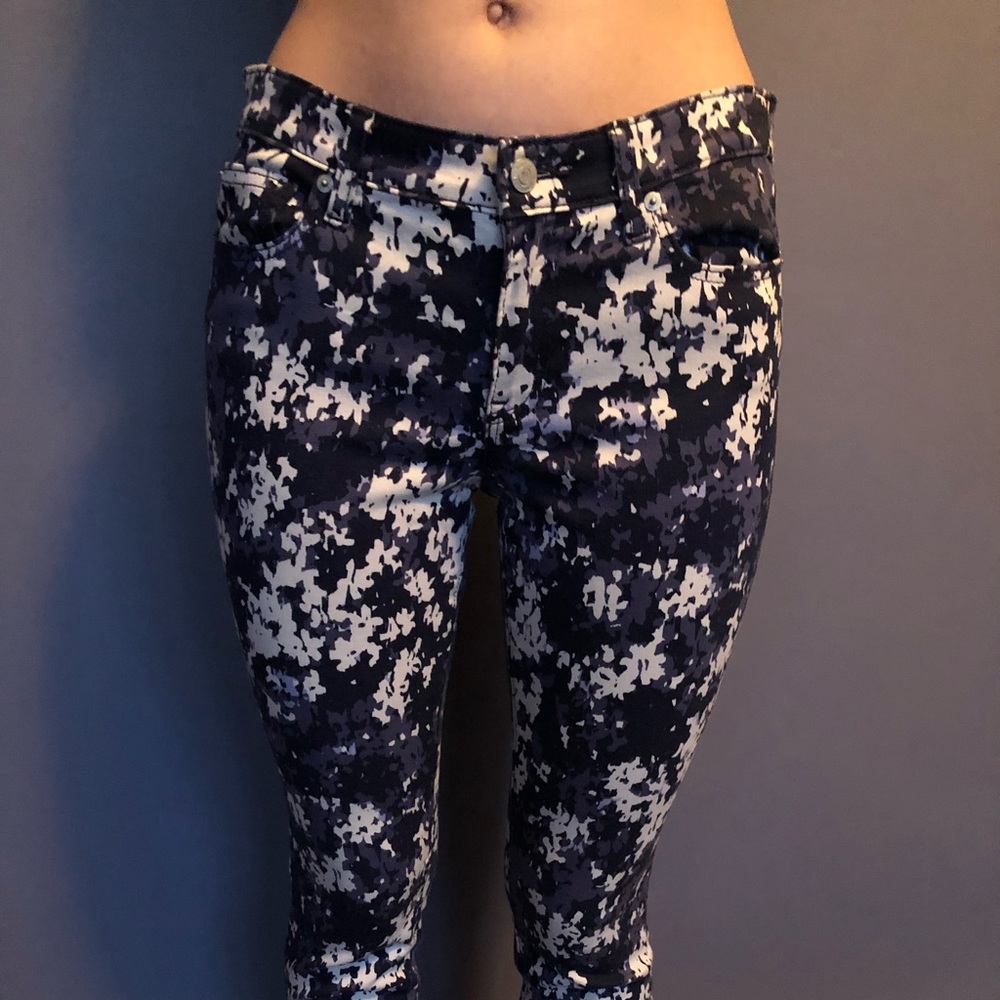 GAP legging skimmer blue and white floral pattern. Mid-rise. Size 6.